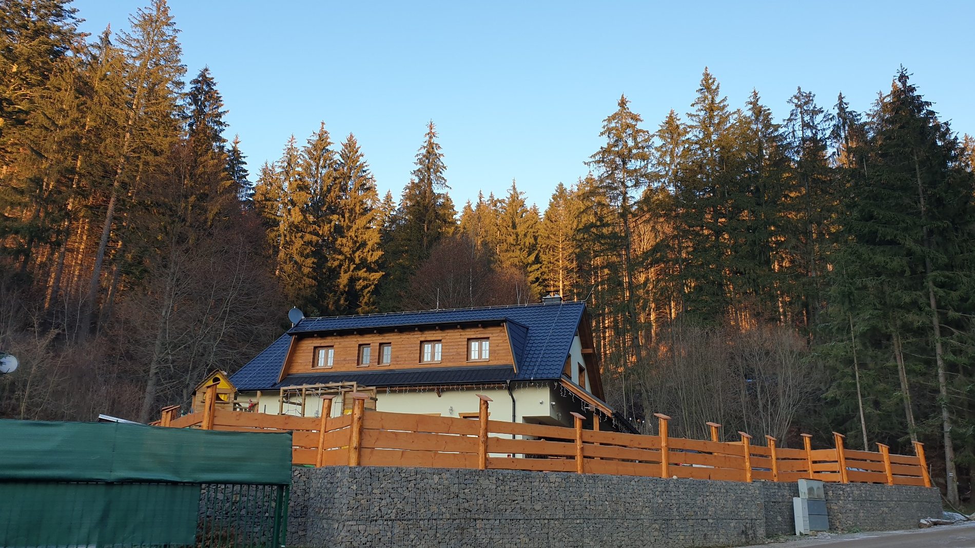 Chata pod lesom v zlatom večernom svetle